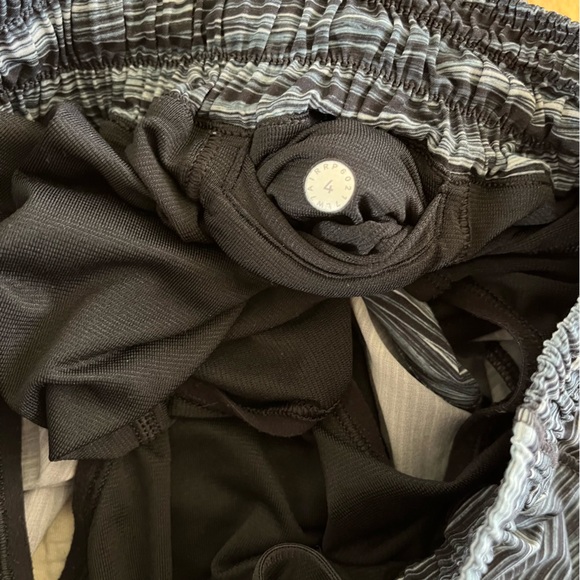 Lululemon Hotty Hot Short II 2.5" Women’s 4 Gray Black Striped - Picture 11 of 11